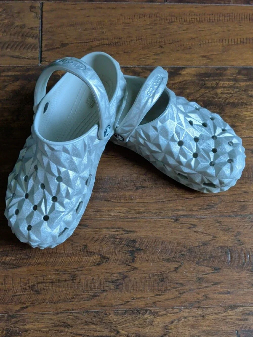 CROCS Geometric Textured Clog in Silver